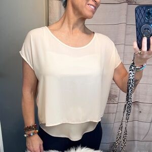 🔥2/$10 FOREVER 21•| XXI Waist Length Cream Top Size Small